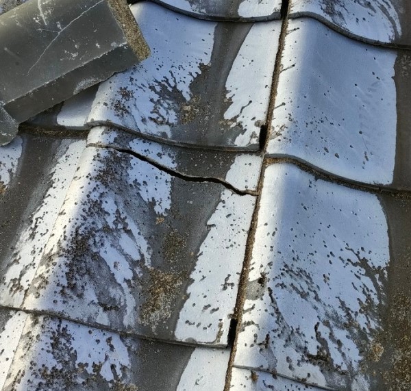 セメント瓦が剥がれて瓦が割れている　雨漏り調査